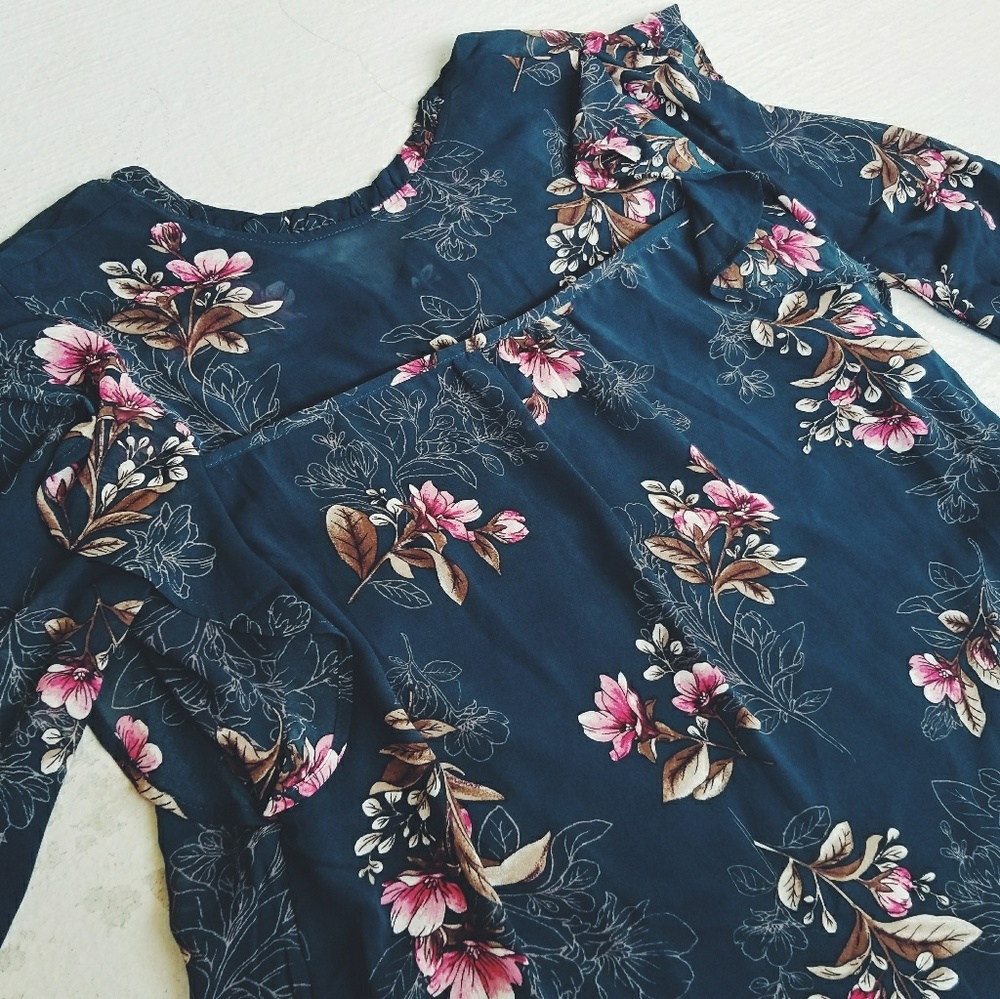 ❣️3/$30❣️MONTEAU Floral Ruffled Blouse
